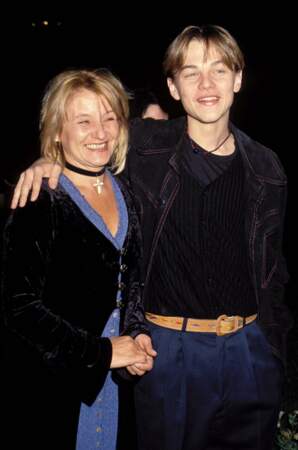 Très proche de sa mère, Leonardo est souvent accompagné d'Irmelin, comme ici lors de l'avant première du film "Gilbert Grape" à Los Angeles
