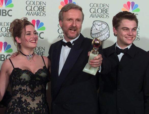 Parmi les nombreuses récompenses obtenues, le film remporte celle du Meilleur film dramatique aux Golden Globes : à 24 ans, Leonardo savoure ce prix en compagnie du réalisateur James Cameron et de sa partenaire à l'écran, Kate Winslet 