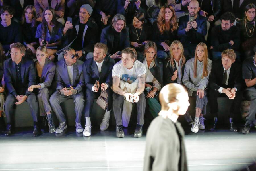 Pietro Beccari, Cara Delevingne, Tyga et les Beckham aux côtés de Kate Moss, sa fille et son chéri le comte Nikolai Von Bismarck au défilé Dior Homme