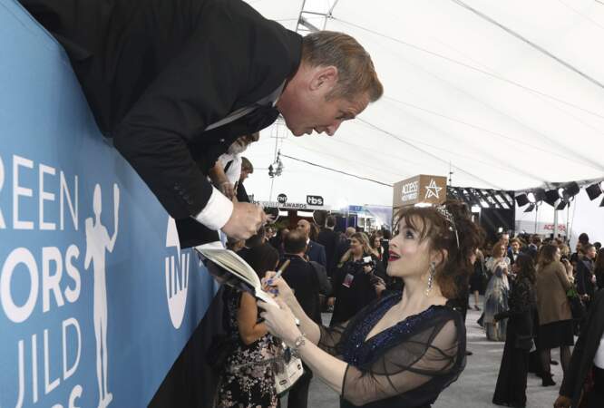 Helena Bonham Carter signe un autographe à un fan très... téméraire !