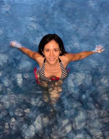 Même au naturel, sans maquillage, Fabienne Carat nage dans le bonheur