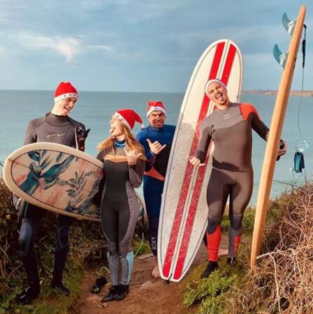 Toujours partante pour de nouvelles aventures, Laury Thilleman et sa famille surfent même le jour de Noël