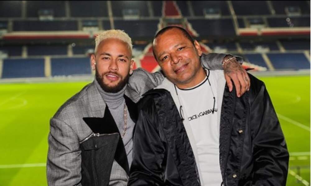 Au quotidien, Papa Neymar Sr. n'est jamais bien loin de son fils