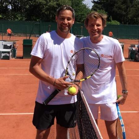 Il ne manque d'ailleurs jamais un tournoi de Roland-Garros, et joue régulièrement au tennis... comme ici, avec un certain Laurent Delahousse