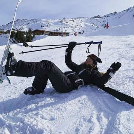 Kelly Helard s'éclate sur les pistes de ski ! Avec une petite chute en cadeau !