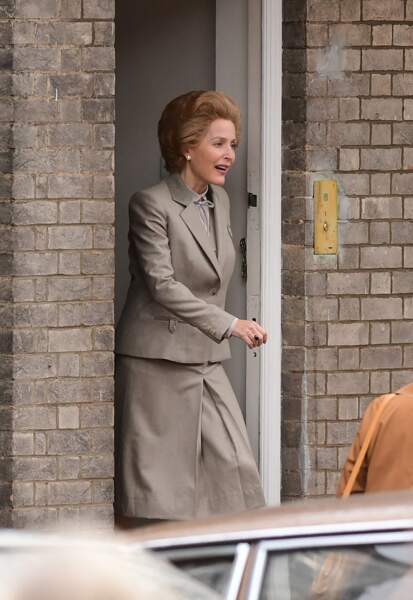 Dans la peau de Margaret Thatcher, Gillian Anderson est méconnaissable ! 