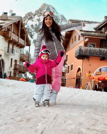 Julia Paredes fait découvrir les sports d'hiver à sa fille