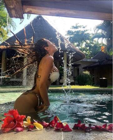 Laura Lempika ose le maillot de bain coquillages à Bali