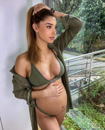 Mélanie Dedigama, en maillot de bain, affiche son ventre de femme enceinte
