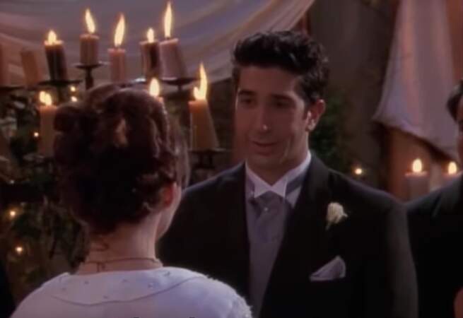 Friends (saison 4, épisode 24) : au moment de dire "oui" à Emily, Ross se trompe de prénom et confond sa dulcinée avec Rachel. Et un divorce de plus pour le frère de Monica, un !