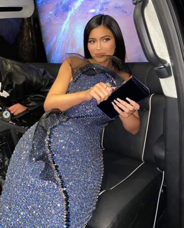 Et Kylie Jenner a dévoilé les coulisses d'une robe couture très moulante : impossible de s'assoir. Ça fait cher le gainage. 