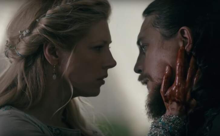 Vikings (saison 4, épisode 5) : guerrière née, Lagertha ne fait qu’une bouchée de ses adversaires. Kalf en sait quelque chose. Alors qu’elle vient juste d’échanger ses vœux avec son futur époux, elle profite d’un baiser pour le poignarder. Aie !