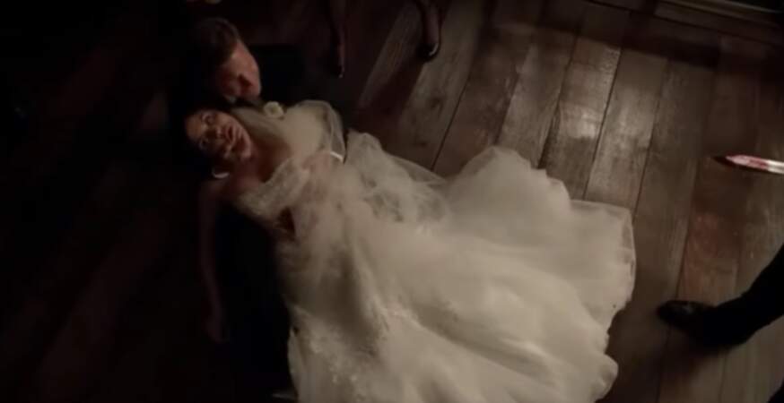 Vampires Diaries (saison 6, épisode 21) : Kay tue Jo le jour de son mariage, alors qu'elle attend des jumelles. Celles-ci seront transportées dans le corps de Caroline pour les sauver