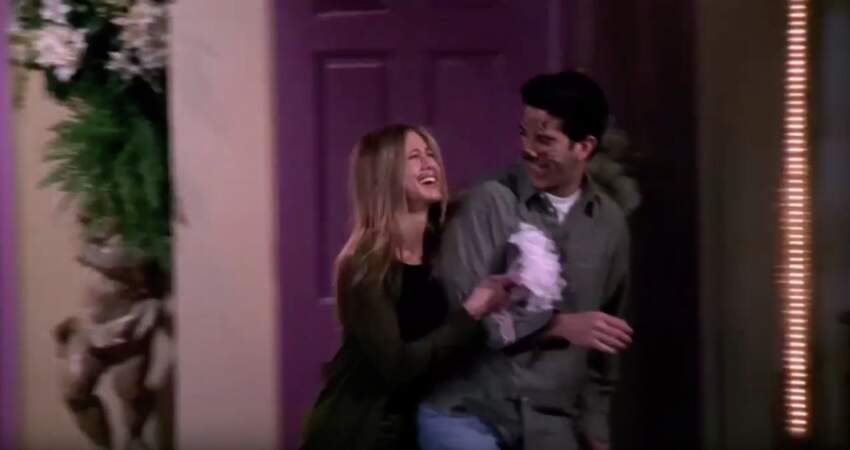 Friends (saison 5, ép 24) : venus passer quelques jours à Las Vegas Ross et Rachel picolent un peu trop et se disent "oui" dans une chapelle sans s’en rendre compte. Monica et Chandler assistent à leur sortie la chapelle, incrédules.