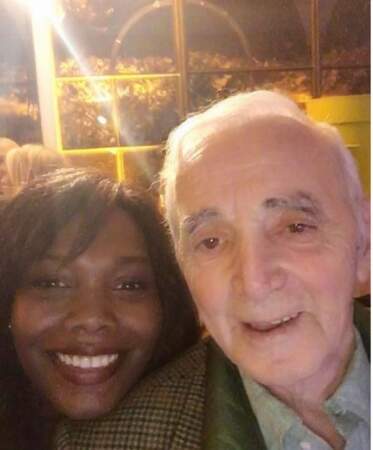 La journaliste a eu le privilège de faire un selfie avec Charles Aznavour