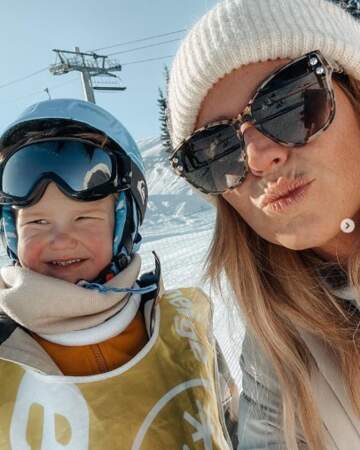 Aurélie Van Daelen était au ski avec son fils Pharell. 