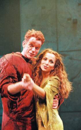 En 1999, Hélène Ségara se fait connaître - en rousse flamboyante - dans les rôle d'Esmeralda dans Notre-Dame de Paris