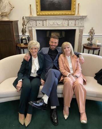 David Beckham a posé avec sa mère et sa belle-mère, prénommées Sandra et Jackie. 