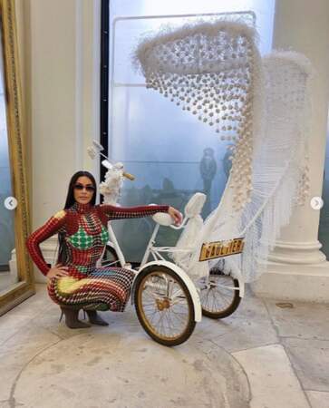 On n'est pas sûr que la robe de Kim Kardashian soit une tenue homologuée pour conduire un tuk-tuk. 