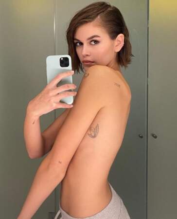 Selfie topless et tatoué pour Kaia Gerber. 