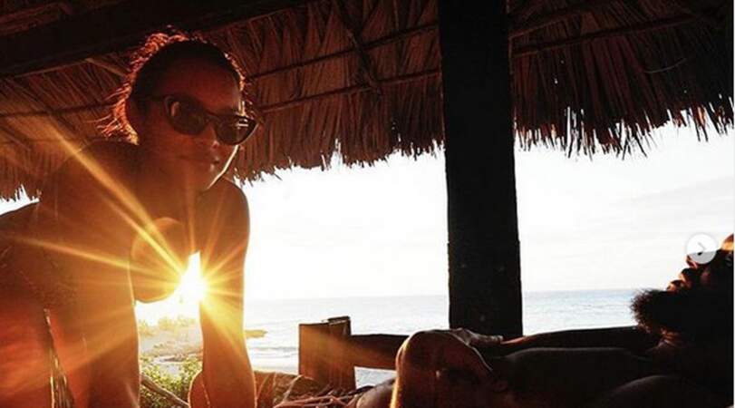 Le basketteur de 34 ans aime aussi flaner au soleil avec sa belle Lais Ribeiro