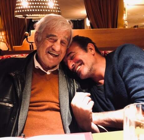 On espère que vous passez un aussi bon début de semaine que Jean Dujardin dans les bras de Jean-Paul Belmondo. 