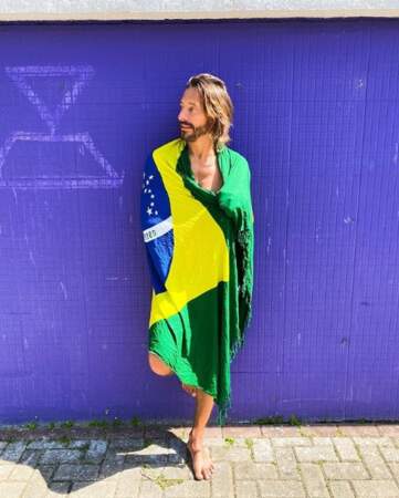 Un rien habille Bob Sinclar : un drapeau brésilien et le tour est joué. 