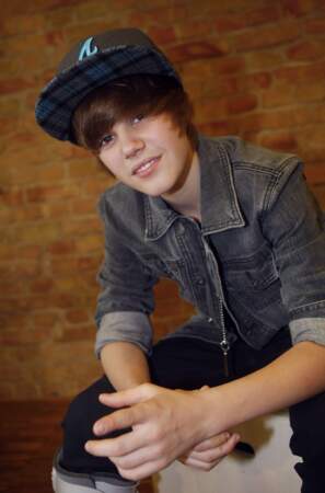 A l'époque, Justin Bieber n'a que 14 ans et le look d'ado qui va avec. 