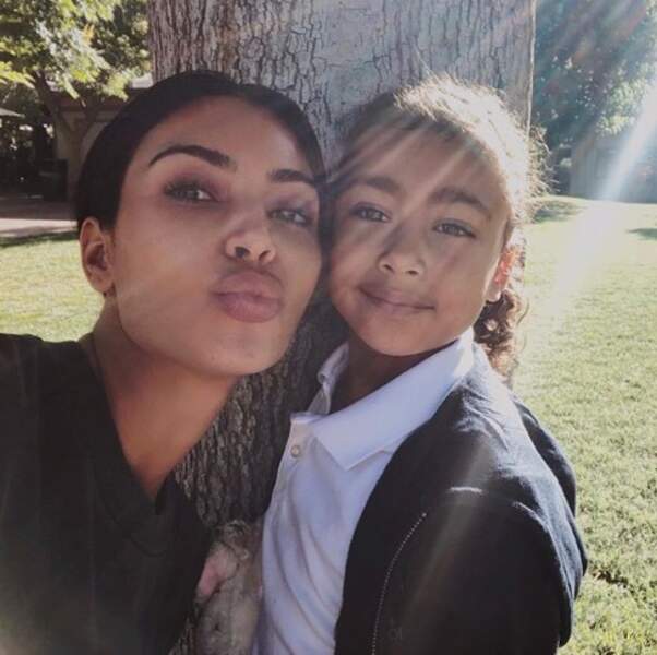 Selfie mère-fille pour Kim Kardashian et North. 