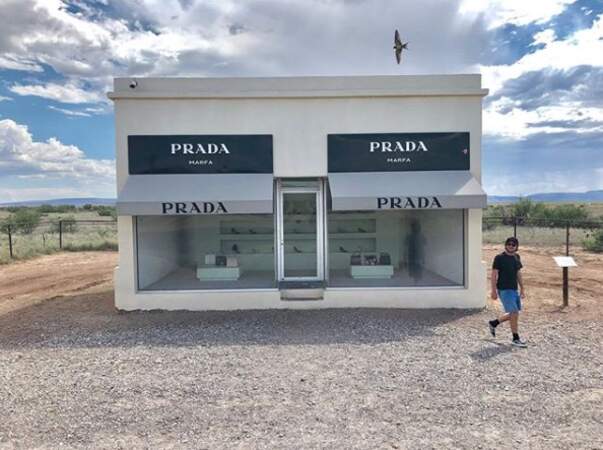 Il pose devant des monuments - artistiques, légendaires ou historiques. Comme le Prada Marfa, une boutique minimaliste perdue dans le désert texan fermée depuis 2005.