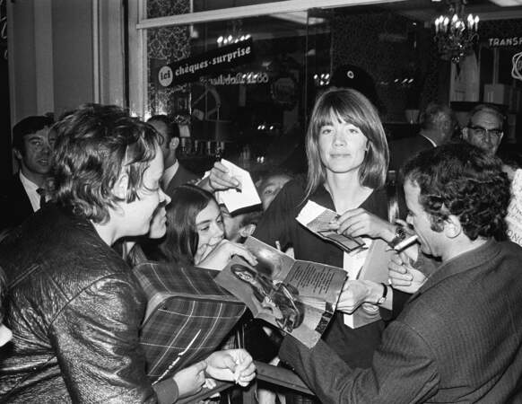 Françoise Hardy devient une véritable idole. Elle enchaine alors les succès et récompenses.