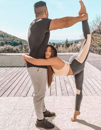 Kim Glow, très amoureuse de son nouveau petit ami, se lance le défi de faire des positions acrobatiques... Original !