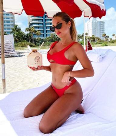 Maddy Burciaga, avec son maillot de bain rouge, est prête pour jouer dans Alerte à Miami !
