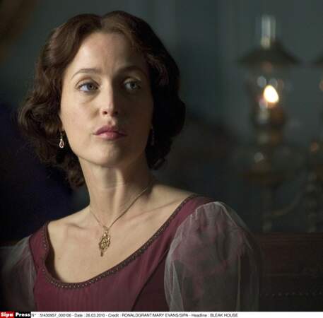 En 2005, c'est en brune qu'on la retrouve dans la série Bleak House, adaptation d'un roman de Dickens.