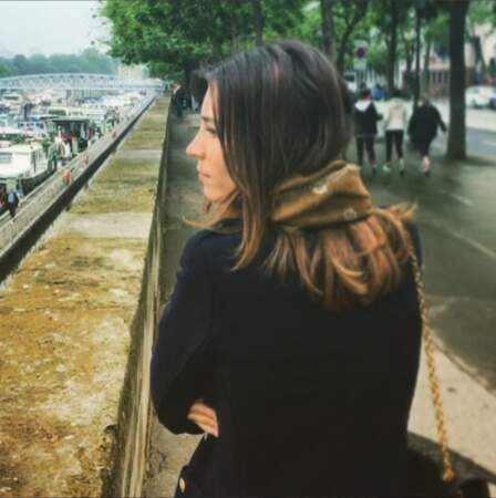 Alexandra Roost sur les quais de Seine, pensive...