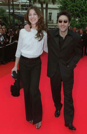 Blouse vaporeuse sur pantalon chic  au bras d'Yvan Attal à Cannes en 2001
