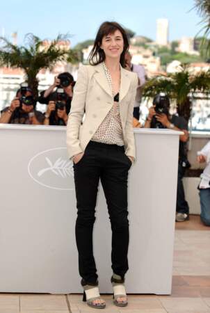 Veste à épaulette et blouse de mousseline très échancrée pour le festival de Cannes de 2010