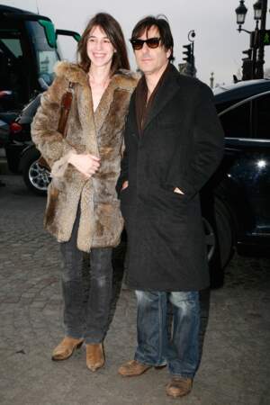 Comme un air des années 70, dans cette veste en fourrure, avec Yvan Attal en 2009