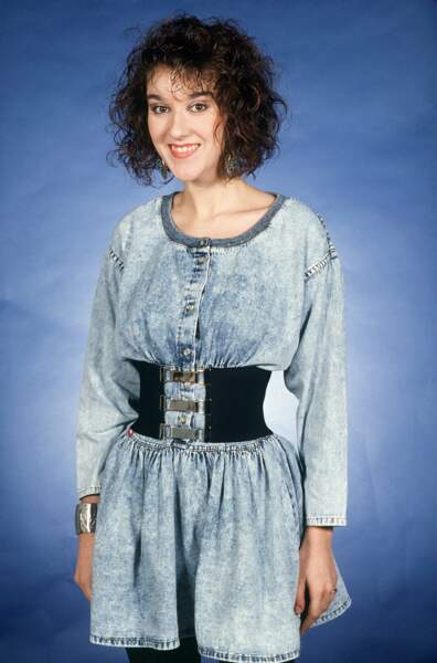 1988. Carré frisé et cette petite robe en jean "neige… que les moins de 20 ans ne peuvent pas reconnaître !