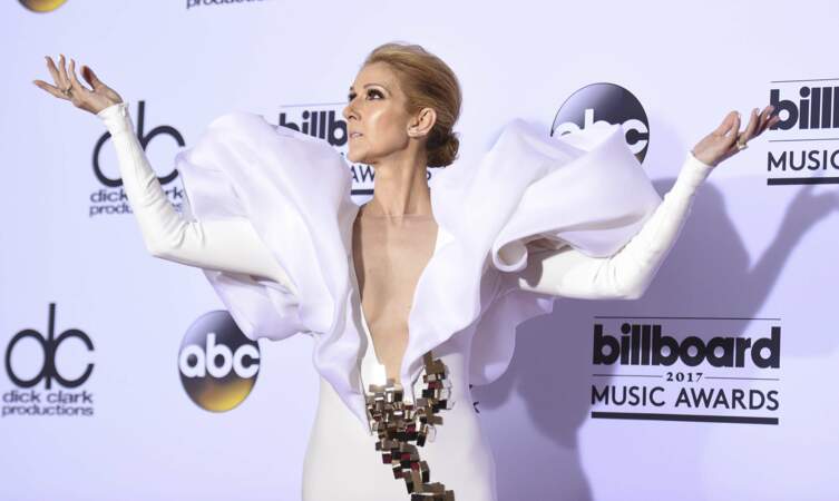 2017. Aux Billboard Music Awards à Las Vegas, la prestation de Céline sur scène en a époustouflé plus d'un…