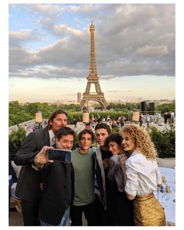 Avec Ursula Corbero (Tokyo), Miguel Herran (Rio), Jaime Lorente (Denver), Luka Peros (Marseille) et Enrique Arce (Arturo), ses copains de La Casa de Papel, elle s'éclate devant la tour Eiffel