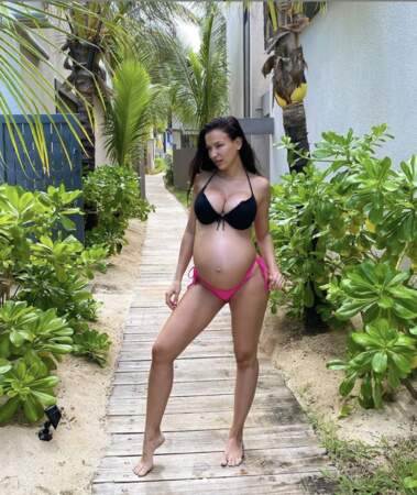 Julie Ricci qui est enceinte de 5 mois a publié une photo, en maillot de bain, son ventre grossit de jour en jour
