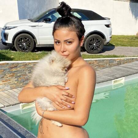 Maeva Ghennam a fait monter la température en posant nue avec son chien 