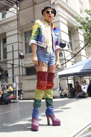En cuissardes arc en ciel lors de la Gay Pride à New York