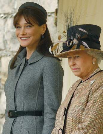 2008 Un style qui n'est pas sans nous rappeler une certaine Jackie Kennedy, autre première dame. Carla est au château de Windsor au côté de la reine Elisabeth II.