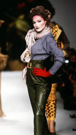 1995 teint poudré rehaussé de rose, Carla défile pour l'enfant terrible de la mode, Vivienne Westwood