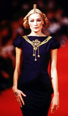 1997 Carla défile pour Givenchy dans une atmosphère futuriste à la coiffure empruntée à la princesse Leila 