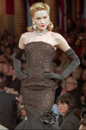 1996 à l'image d'une star hollywoodienne, Carla en blond vénitien défile en robe a dentelle signé Yves Saint Laurent
