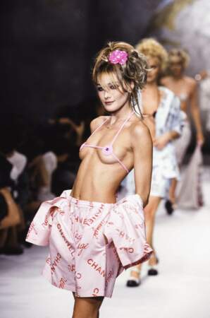 1995 Comme le chantait si bien Dalida, Carla le porte à merveille… ce tout petit bikini Chanel !
