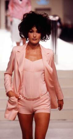 1997 lors du défilé Chanel, Carla arbore une coupe de cheveux courte brune déstructurée